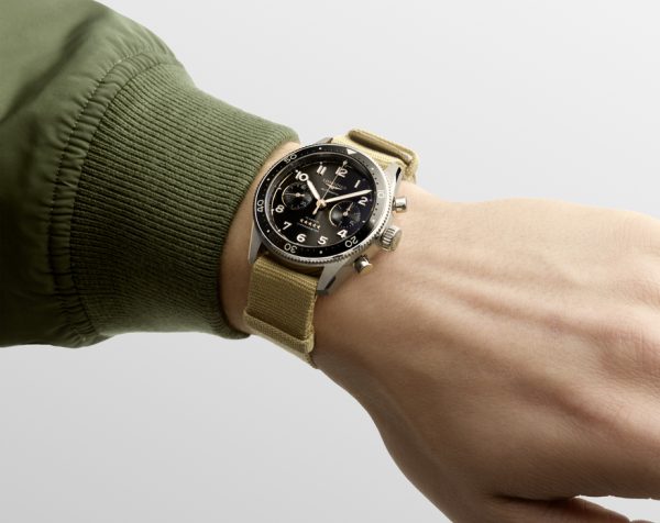 A beige NATO strap with buckle is also an option for those who want a vintage feel A beige NATO strap with buckle is also an option for those who want a vintage feel