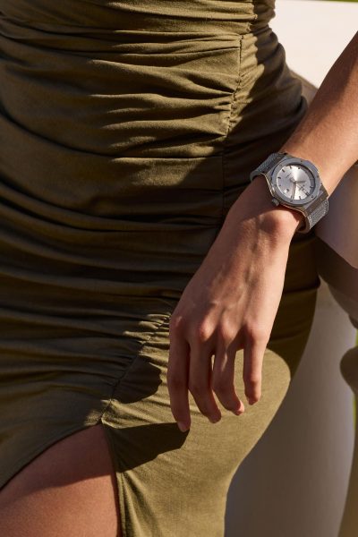 Classic Fusion Essential Grey 42 mm Porté vertical Classic Fusion Essential Grey 42 mm Porté vertical